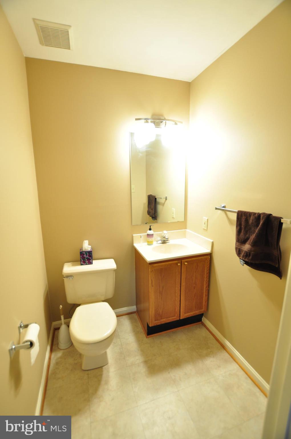 23309 Woodfield Road Gaithersburg, MD 20882 - Photo 21 of 69 Den Powder Room