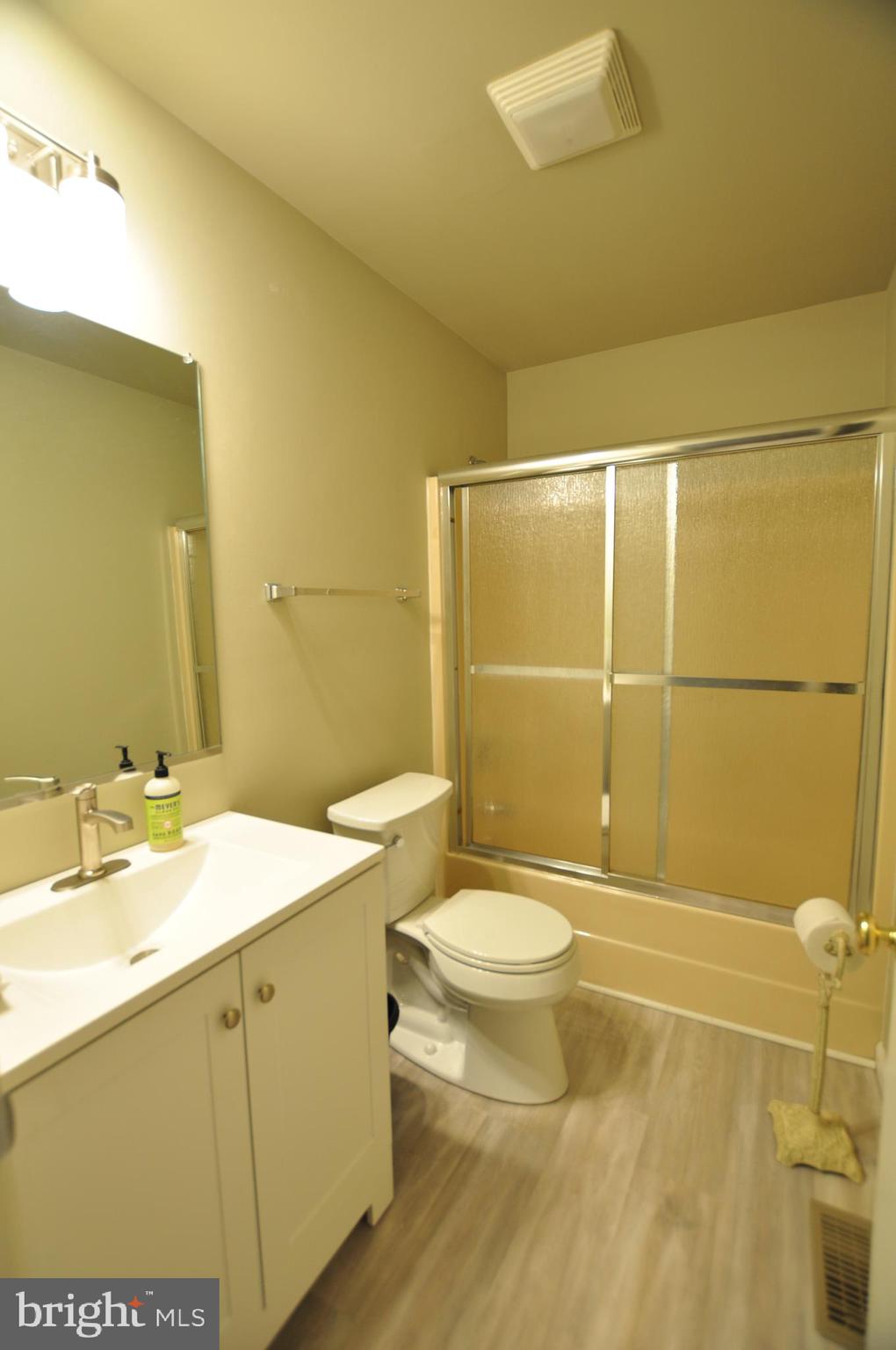 23309 Woodfield Road Gaithersburg, MD 20882 - Photo 50 of 69 Owner Bathroom