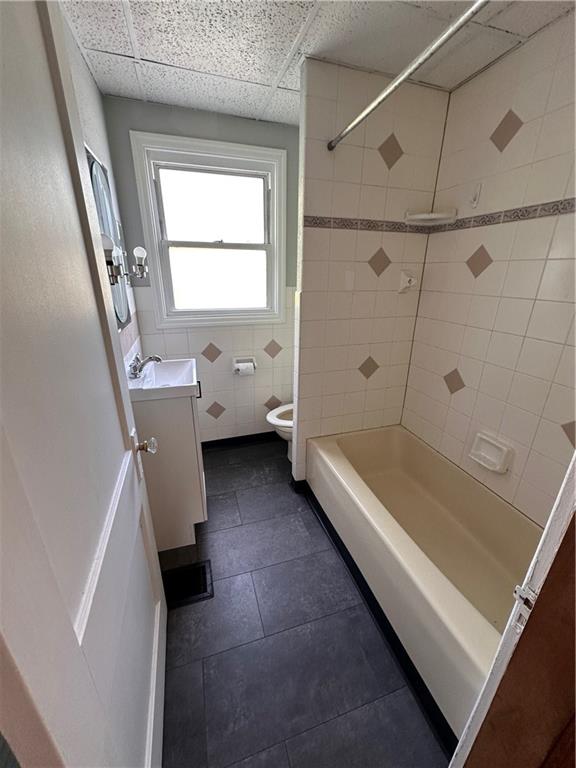 1418 Beckham Street Pittsburgh, PA 15212 - Photo 8 of 22 a bathroom with a bathtub and a shower