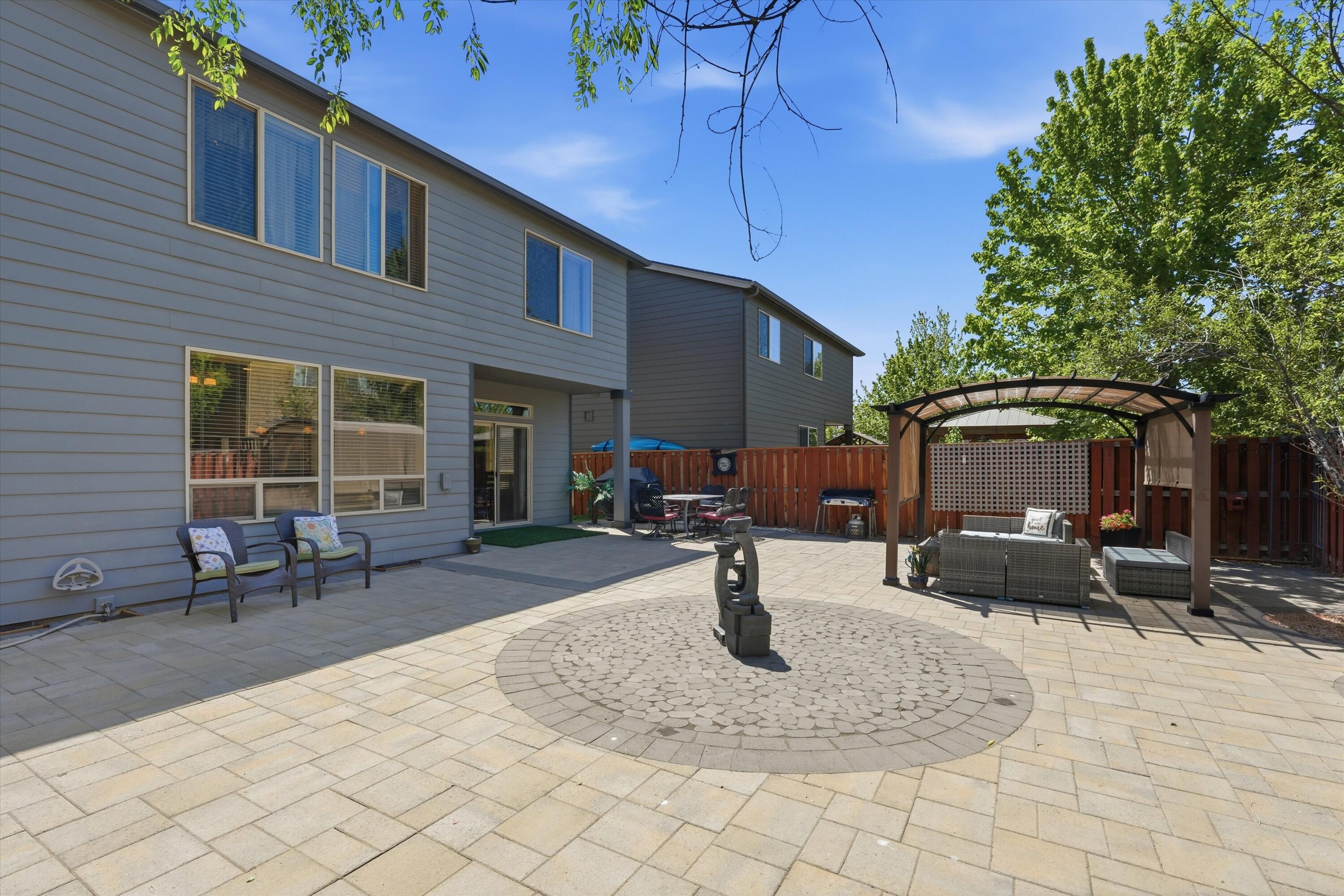 61235 Splendor Lane Bend, OR 97702 - Photo 7 of 52 Daylight low maintenance outdoor living.