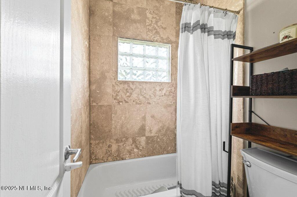 729 Cherry Grove Road Orange Park, FL 32073 - Photo 22 of 34 a bathroom with a bathtub and shower