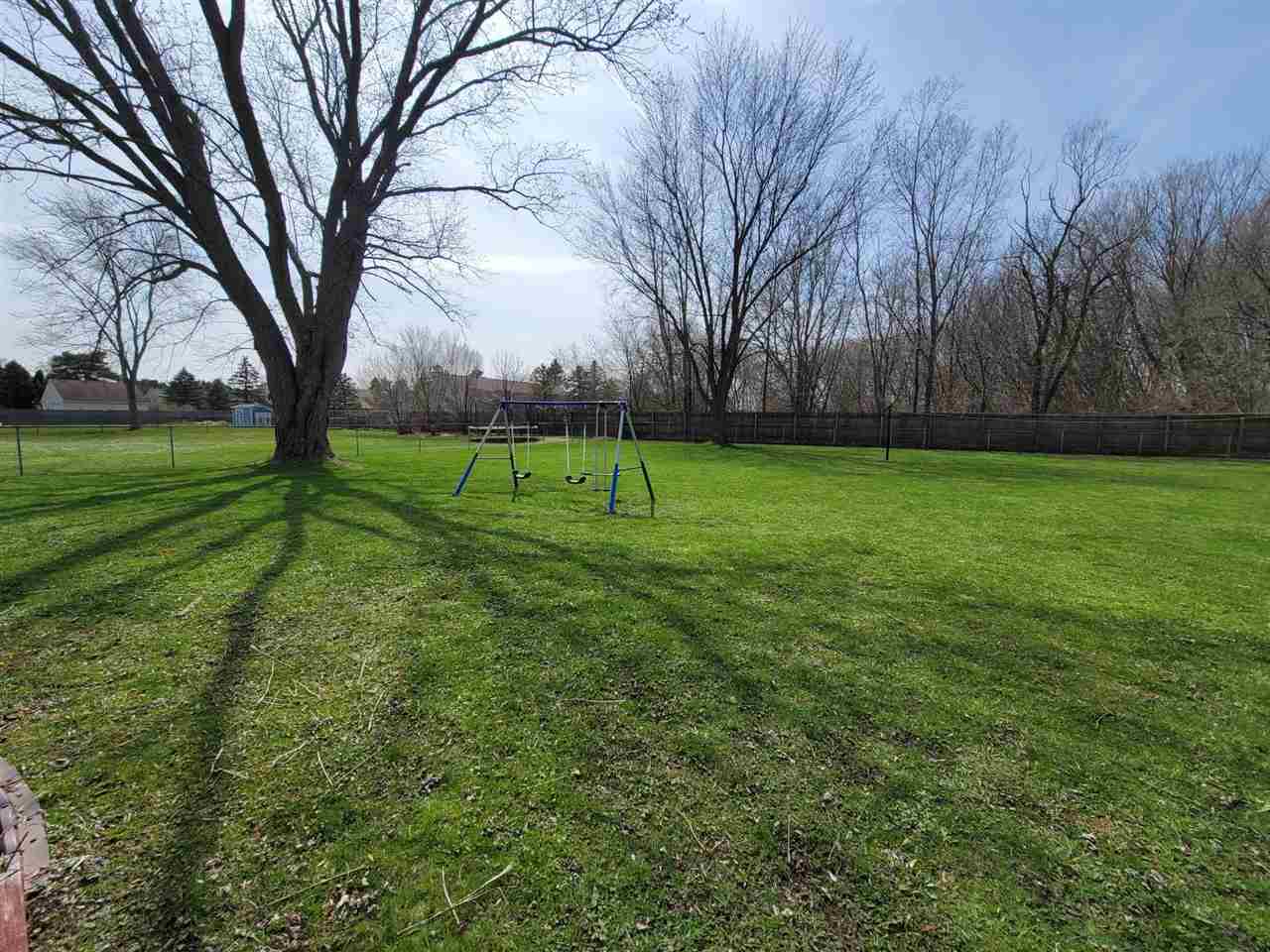 2416 Howe Road Burton, MI 48519 - Photo 20 of 29 50071318-19.JPG