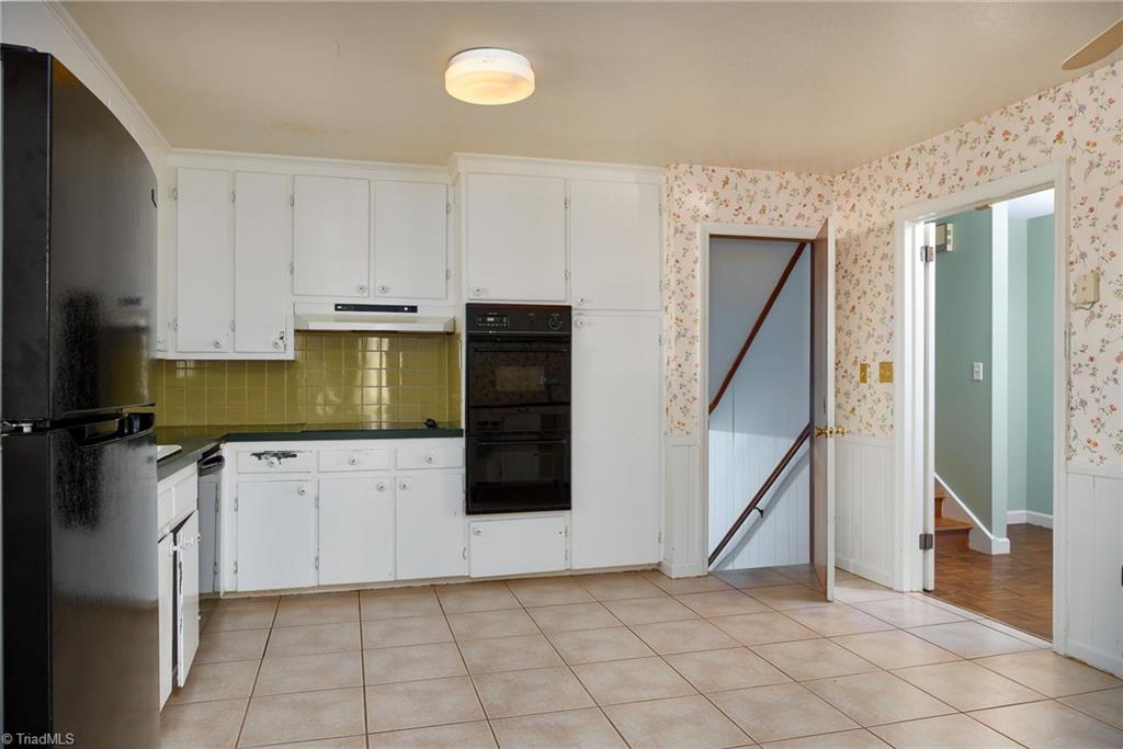 3030 Prytania Road Winston-Salem, NC 27106 - Photo 13 of 33 Family life pivots off this kitchens proximity to home living!