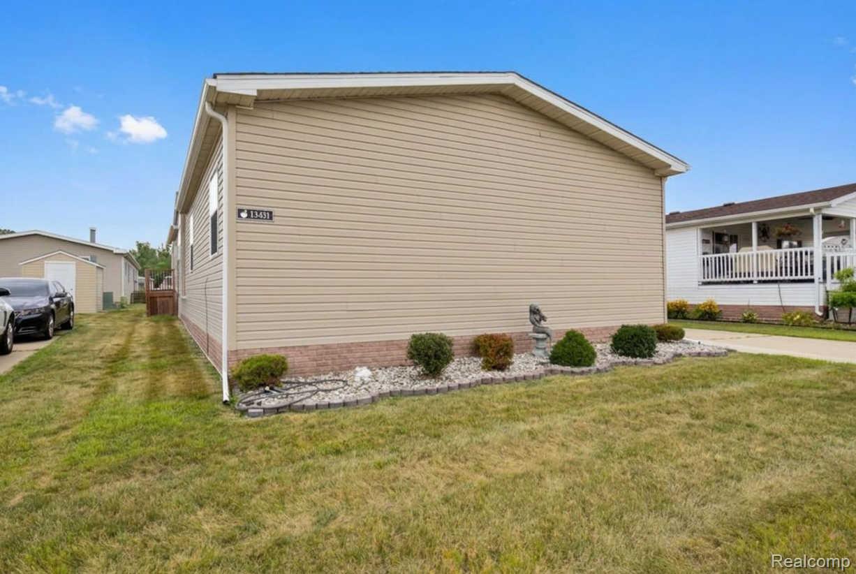 13451 Mapleview Street Carleton, MI 48117 - Photo 2 of 35 _BDB8187.JPG