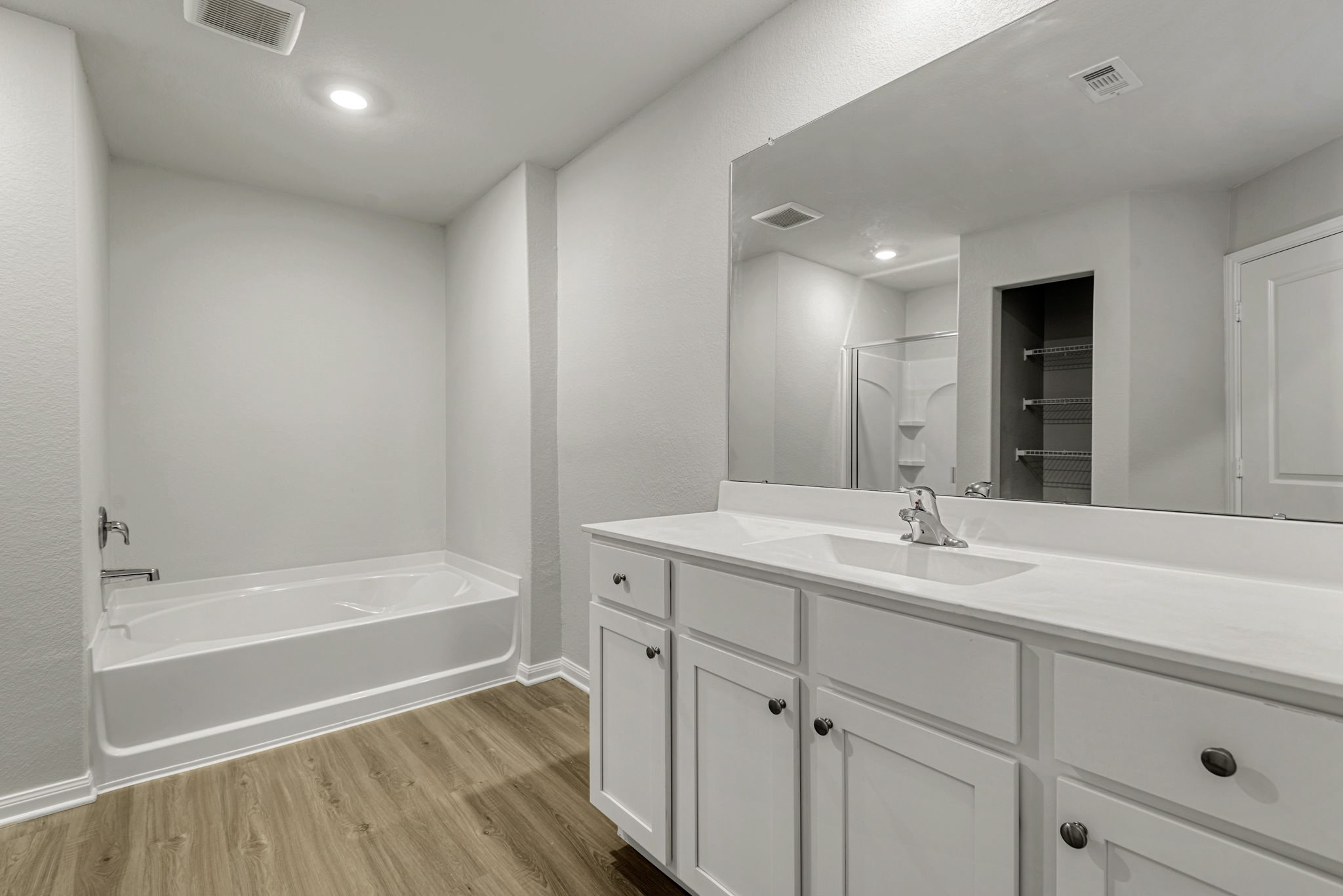 6410 Winter Elm Street Houston, TX 77048 - Photo 4 of 7 Luxurious primary bathroom with a soaking tub.