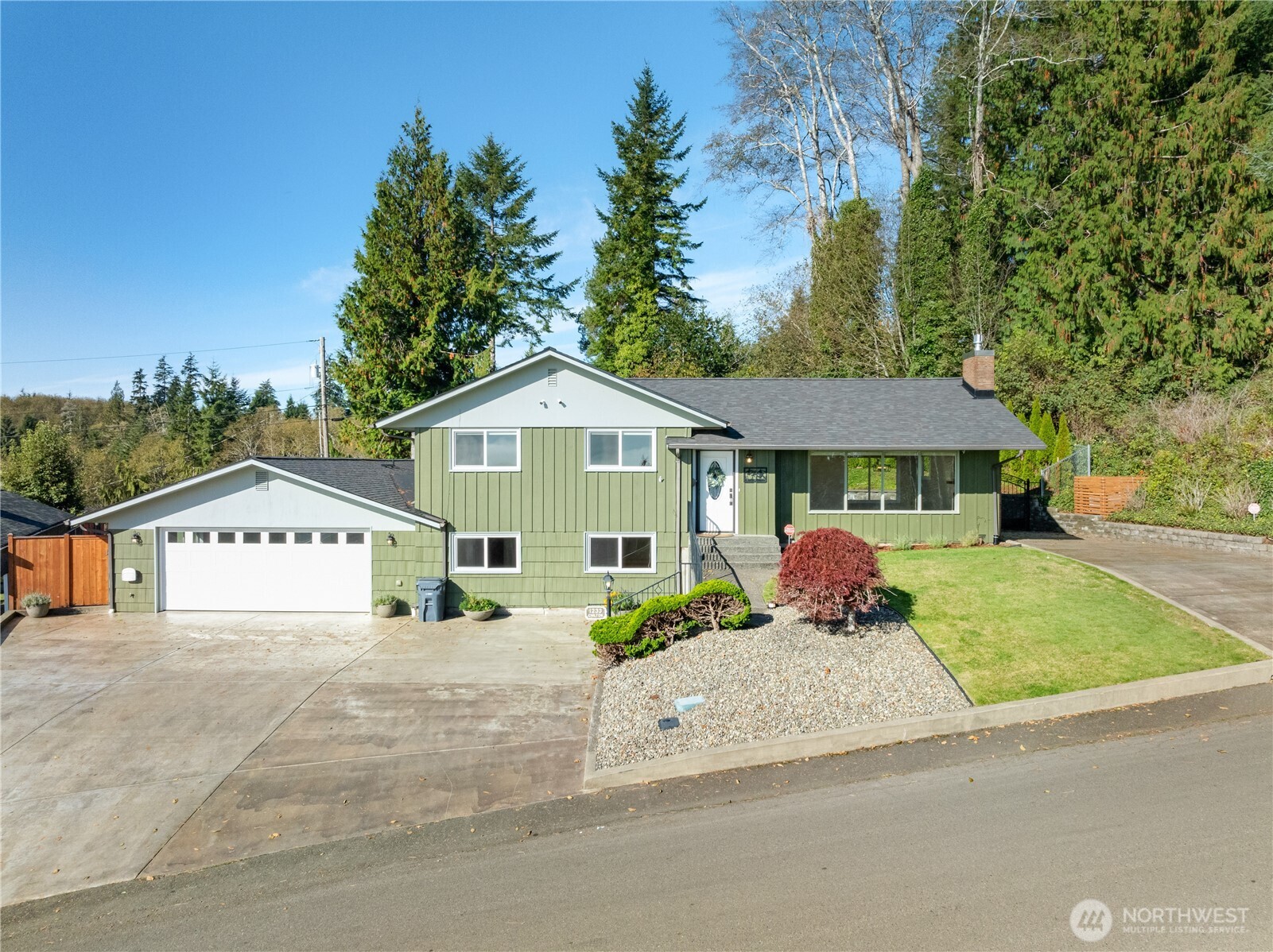 1233 Chilton Road Aberdeen, WA 98520 - Photo 1 of 40 a front view of a house with a yard