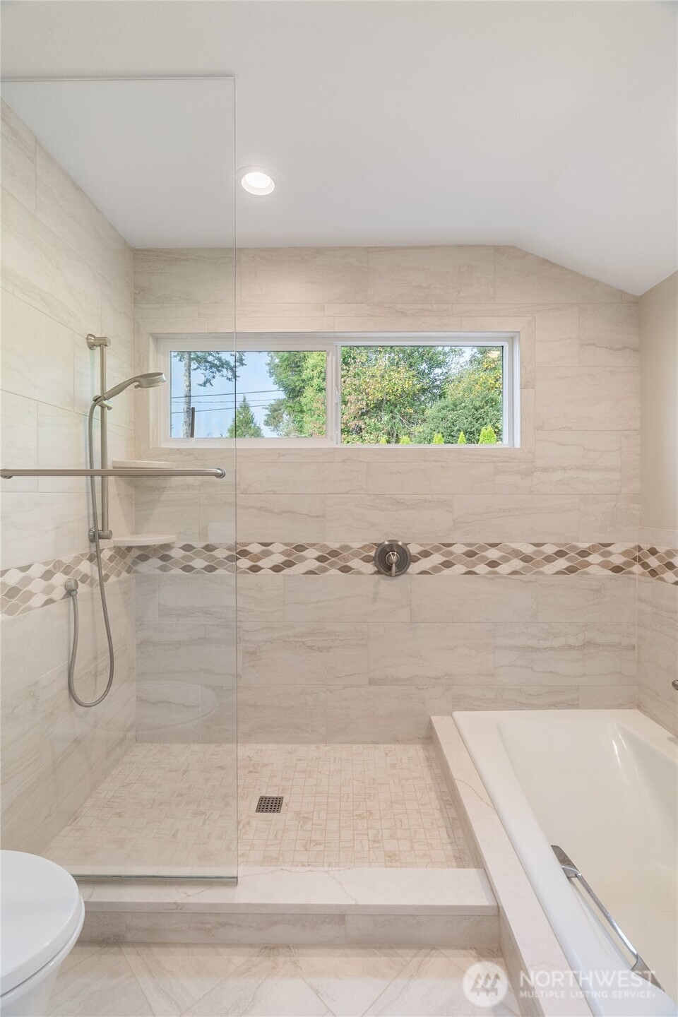 1233 Chilton Road Aberdeen, WA 98520 - Photo 20 of 40 a bathroom with a shower and a bath tub