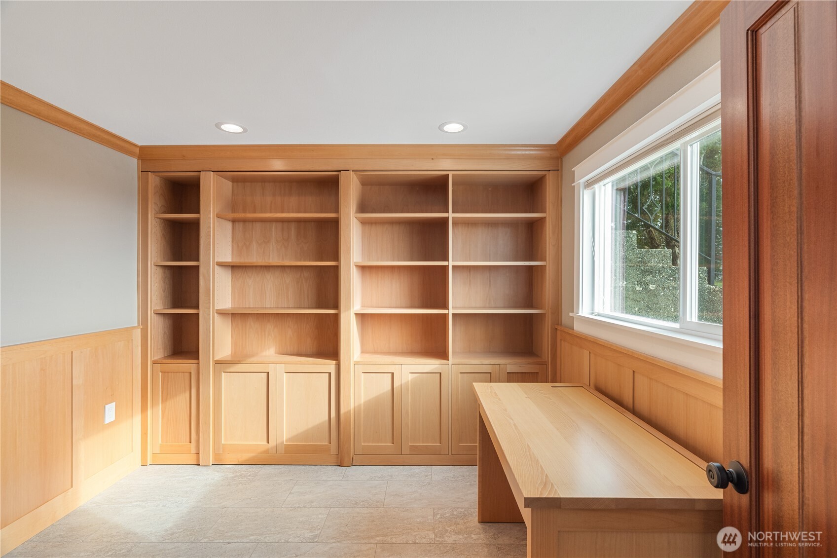 1233 Chilton Road Aberdeen, WA 98520 - Photo 25 of 40 a living room with a large window