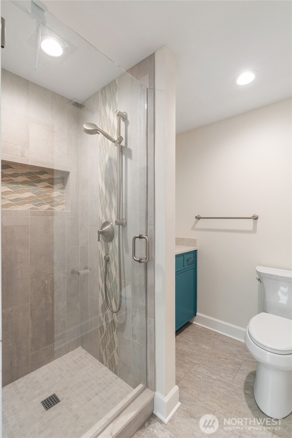 1233 Chilton Road Aberdeen, WA 98520 - Photo 26 of 40 a bathroom with a shower and a toilet