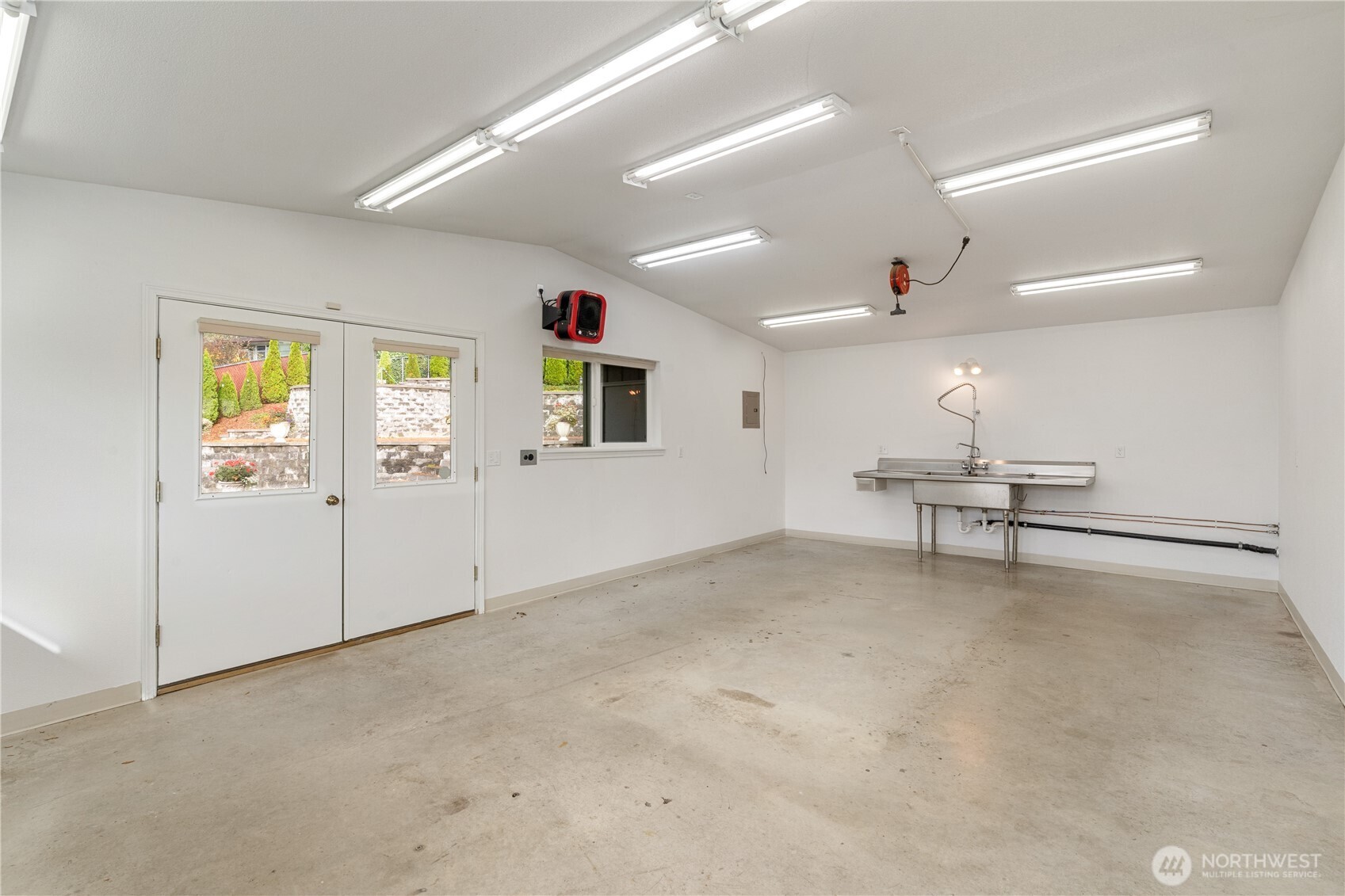 1233 Chilton Road Aberdeen, WA 98520 - Photo 28 of 40 an empty room with windows and ceiling fan