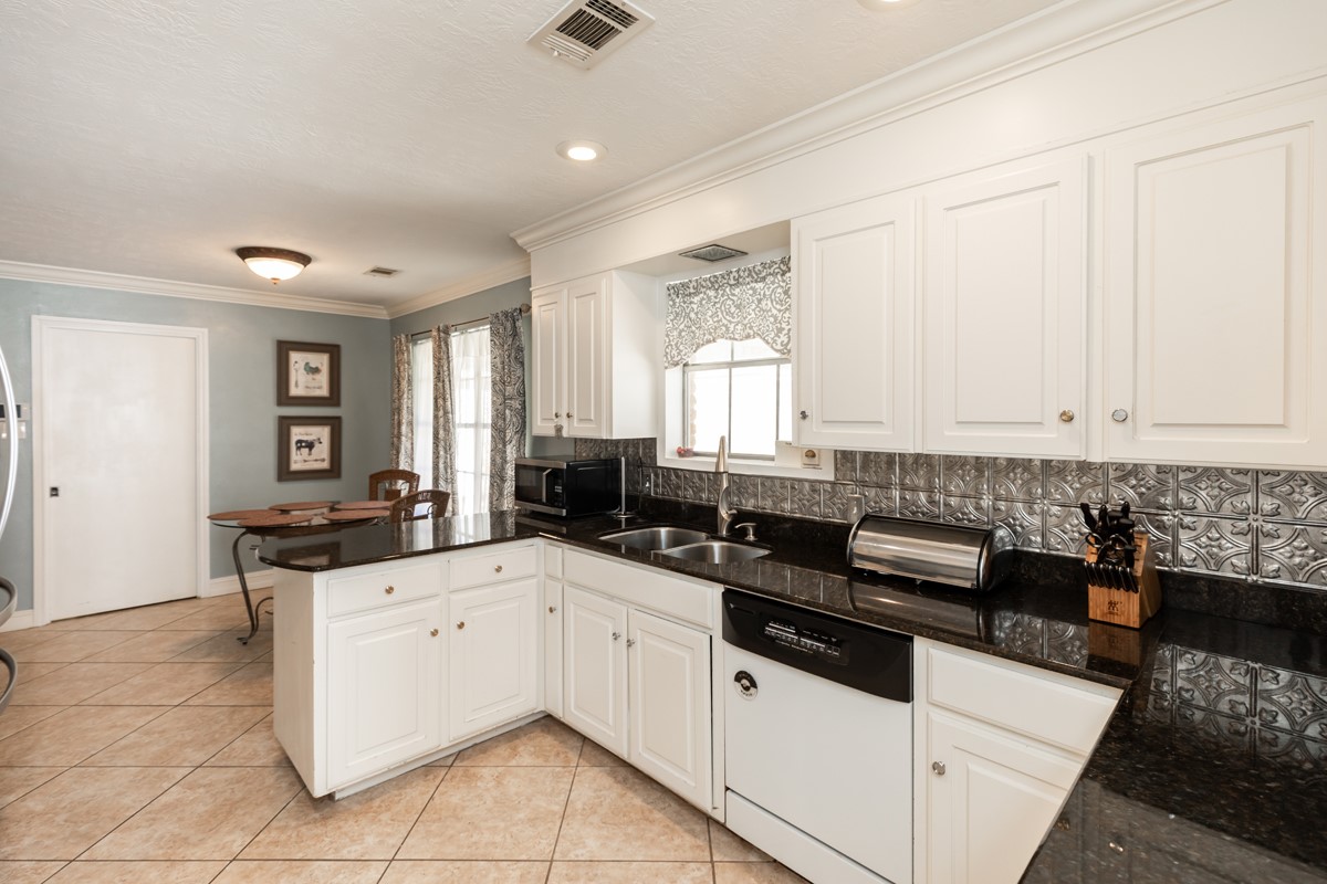 6030 Zenith Street Beaumont, TX 77706 - Photo 8 of 31