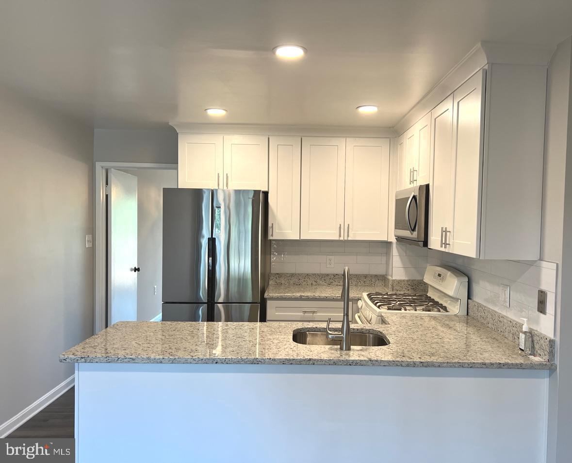 8138 Inverness Ridge Road Potomac, MD 20854 - Photo 4 of 27