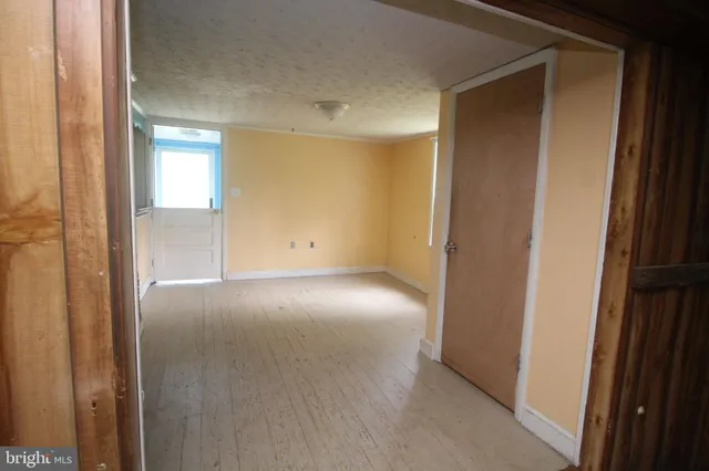 a view of empty room with window