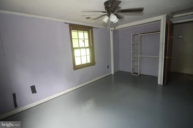 a view of empty room with window