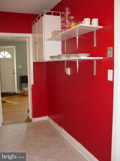 112 Murdock Road Baltimore, MD 21212 - Photo 11 of 22 Space for a table or kit work station