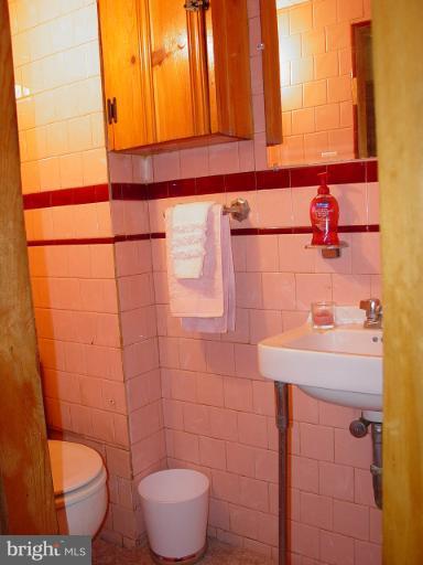 112 Murdock Road Baltimore, MD 21212 - Photo 12 of 22 Half bath in lower level: a REAL 1/2 bath.