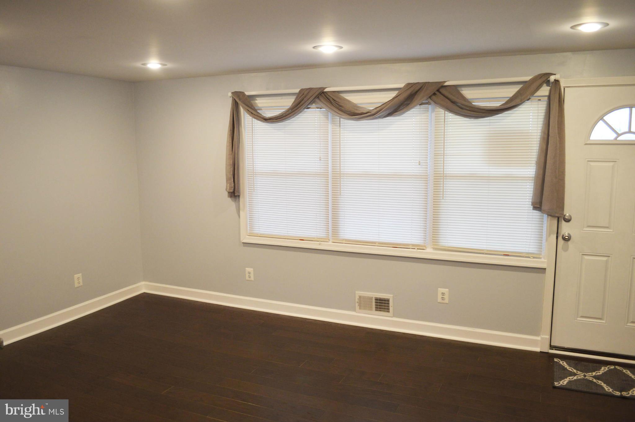 8134 North Boundary Road Baltimore, MD 21222 - Photo 4 of 30 Living Room