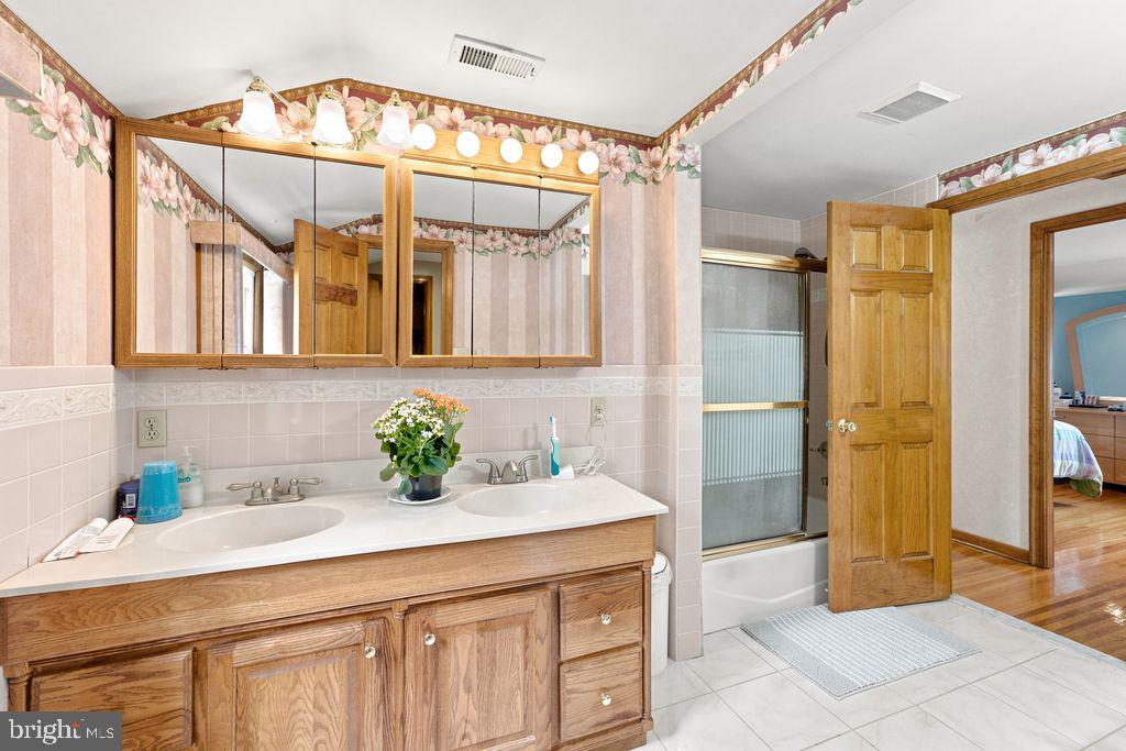 557 Covered Bridge Road Cherry Hill, NJ 08034 - Photo 25 of 43 Charming bathroom with floral accents.