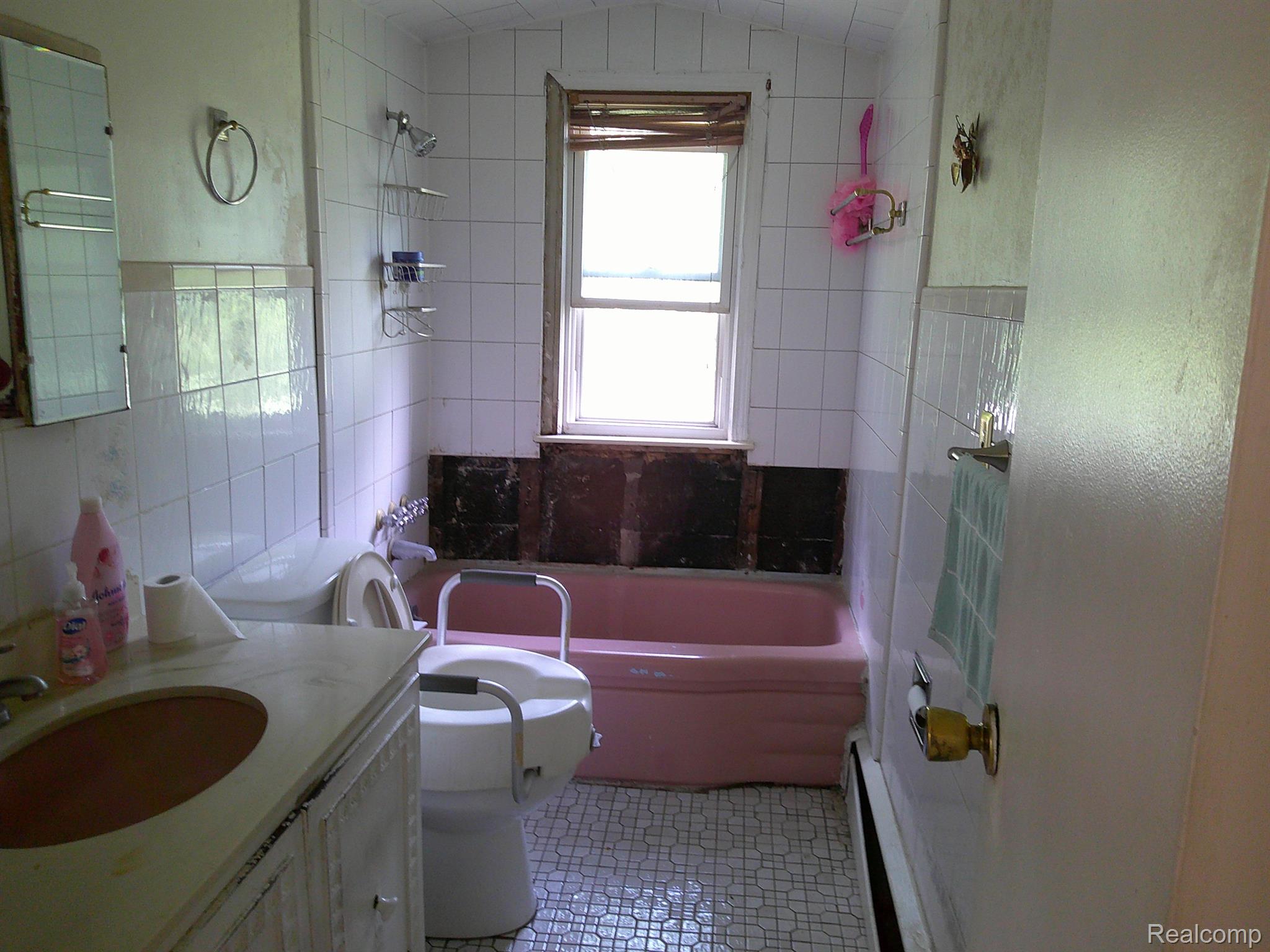 6840 Wayne Course Street Romulus, MI 48174 - Photo 5 of 19 Bathroom