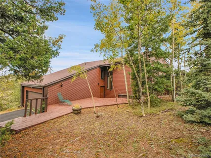 a view of a backyard