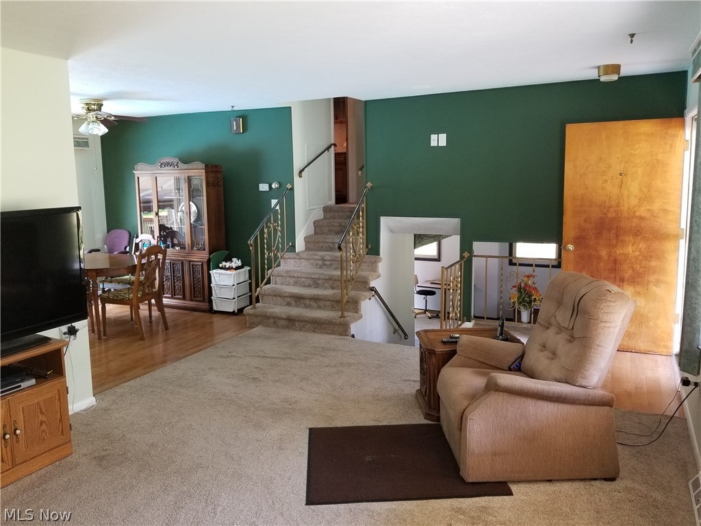 48160 North Ridge Road Amherst, OH 44001 - Photo 7 of 28 View into eat-in kitchen & split, look how nice & bright it is inside!