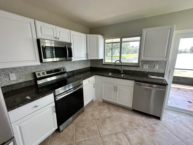 $3,200 | 17 Tara Lakes Drive East, Boynton Beach, FL 33436