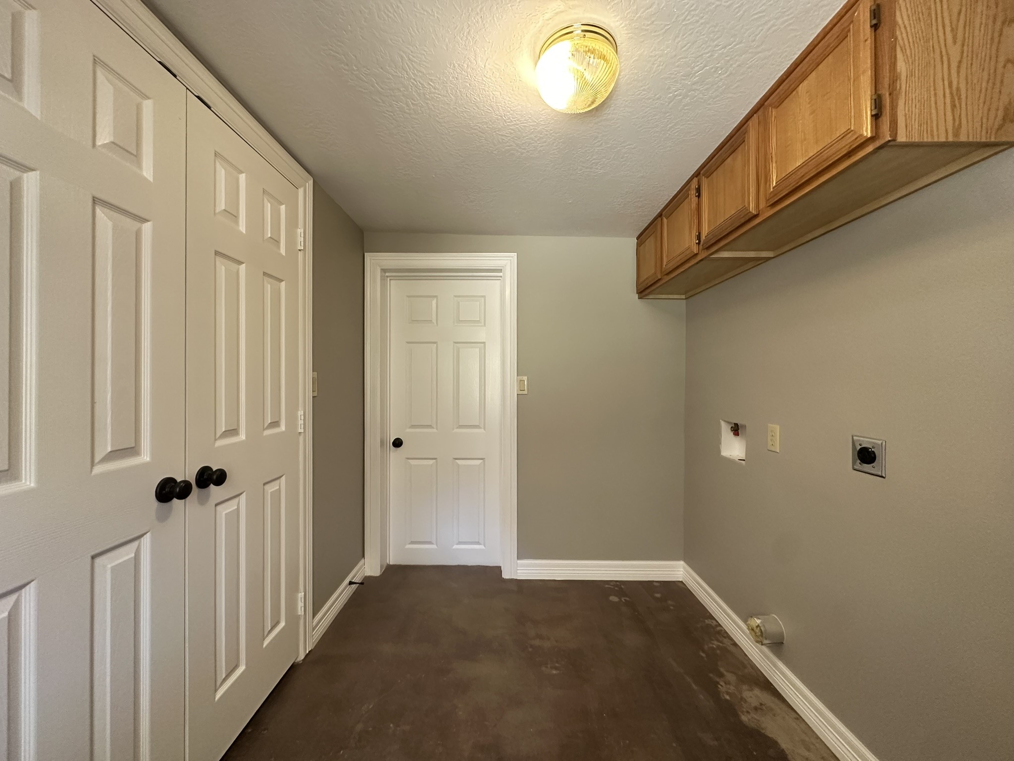13868 Cedar Hill Road Montgomery, TX 77356 - Photo 15 of 19 a view of a hallway with wooden floor and staircase