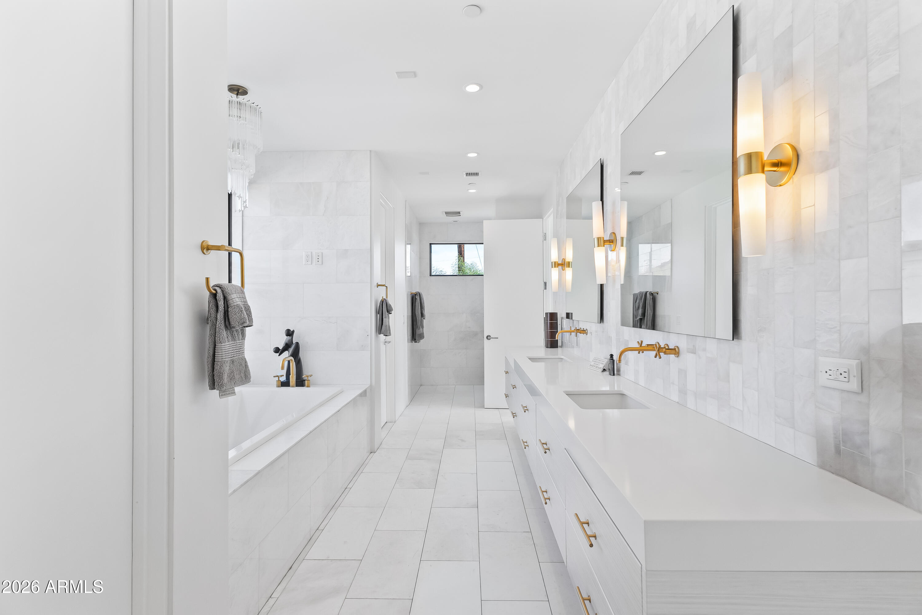5430 North 41st Street Phoenix, AZ 85018 - Photo 17 of 38 a spacious bathroom with a tub sink and mirror