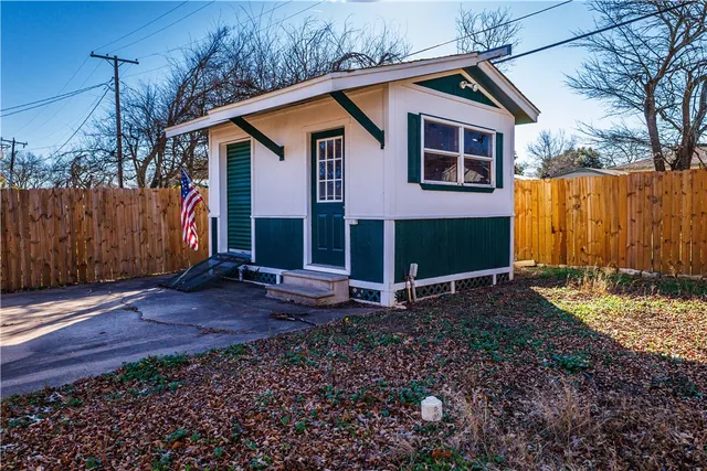 $299,000 | 1312 West 3rd Street, McGregor, TX 76657