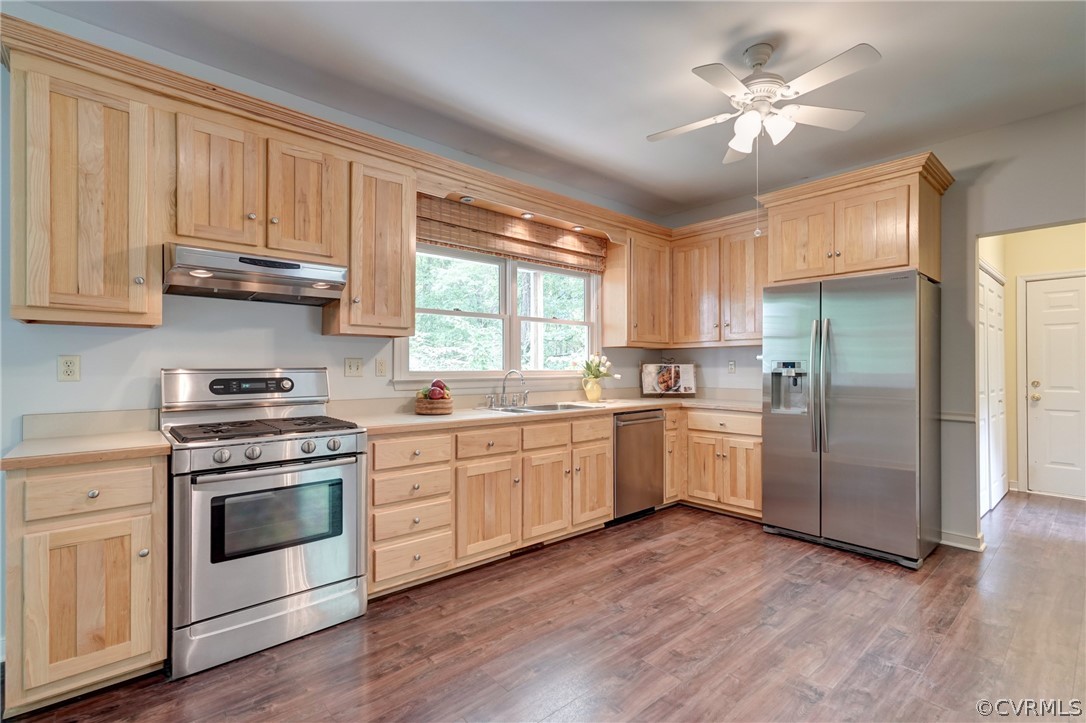 13630 Edmonthorpe Road Midlothian, VA 23113 - Photo 15 of 30 The well-equipped eat-in Kitchen features stainles