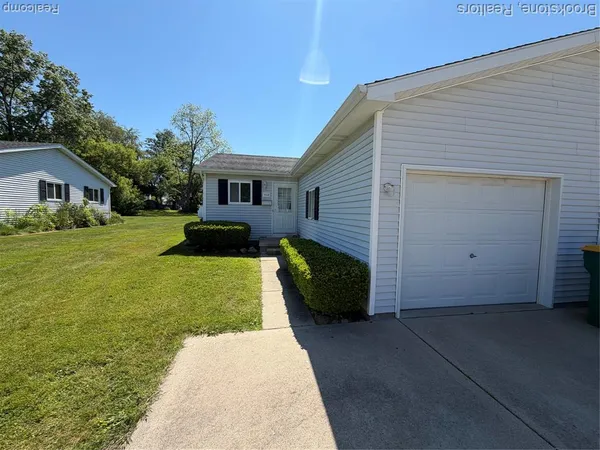 $1,400 | 955 South 10th Street, St. Clair, MI 48079
