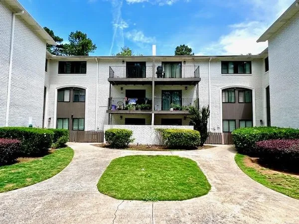 $1,690 | 5095 Roswell Road, Unit 302, Atlanta, GA 30342