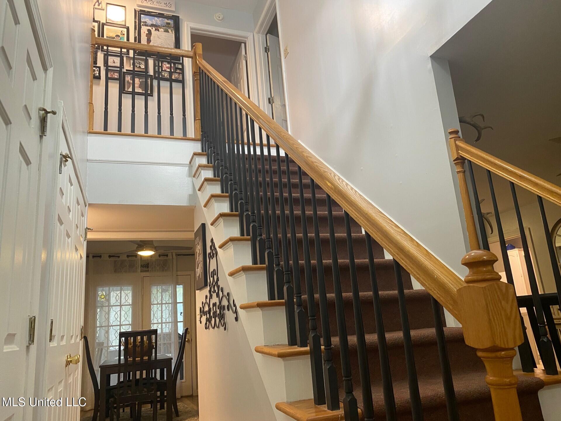 2085 Yellow Dog Road Senatobia, MS 38668 - Photo 17 of 48 Stairway