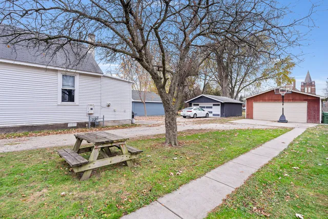 a view of a house with backyard and trees