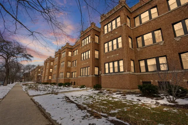 $390,000 | 4021 North Southport Avenue, Unit 1, Chicago, IL 60613