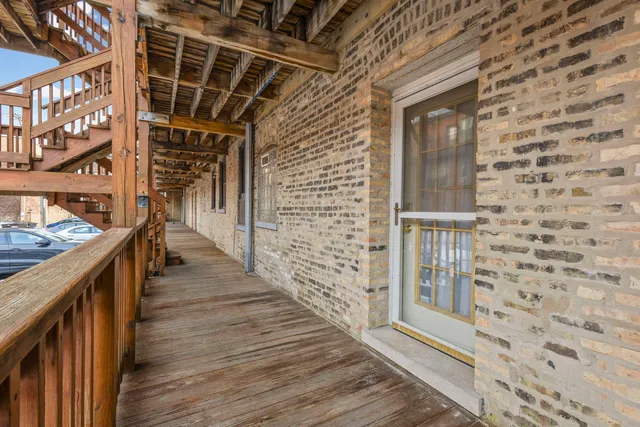 $390,000 | 4021 North Southport Avenue, Unit 1, Chicago, IL 60613