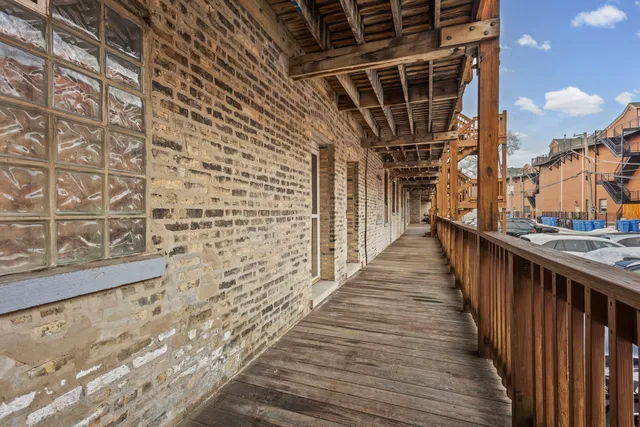 $390,000 | 4021 North Southport Avenue, Unit 1, Chicago, IL 60613
