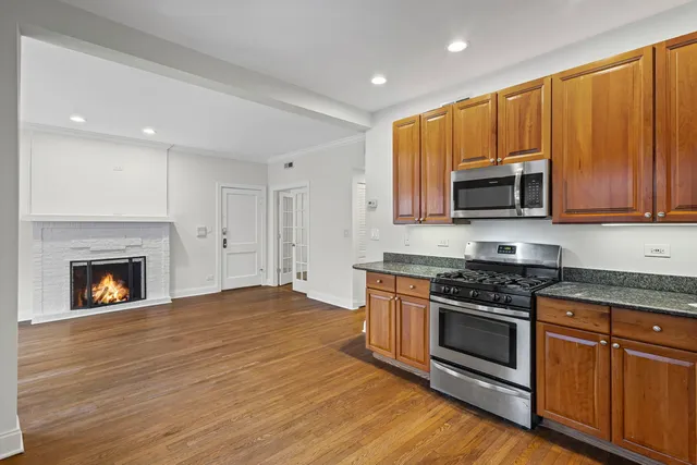 $390,000 | 4021 North Southport Avenue, Unit 1, Chicago, IL 60613