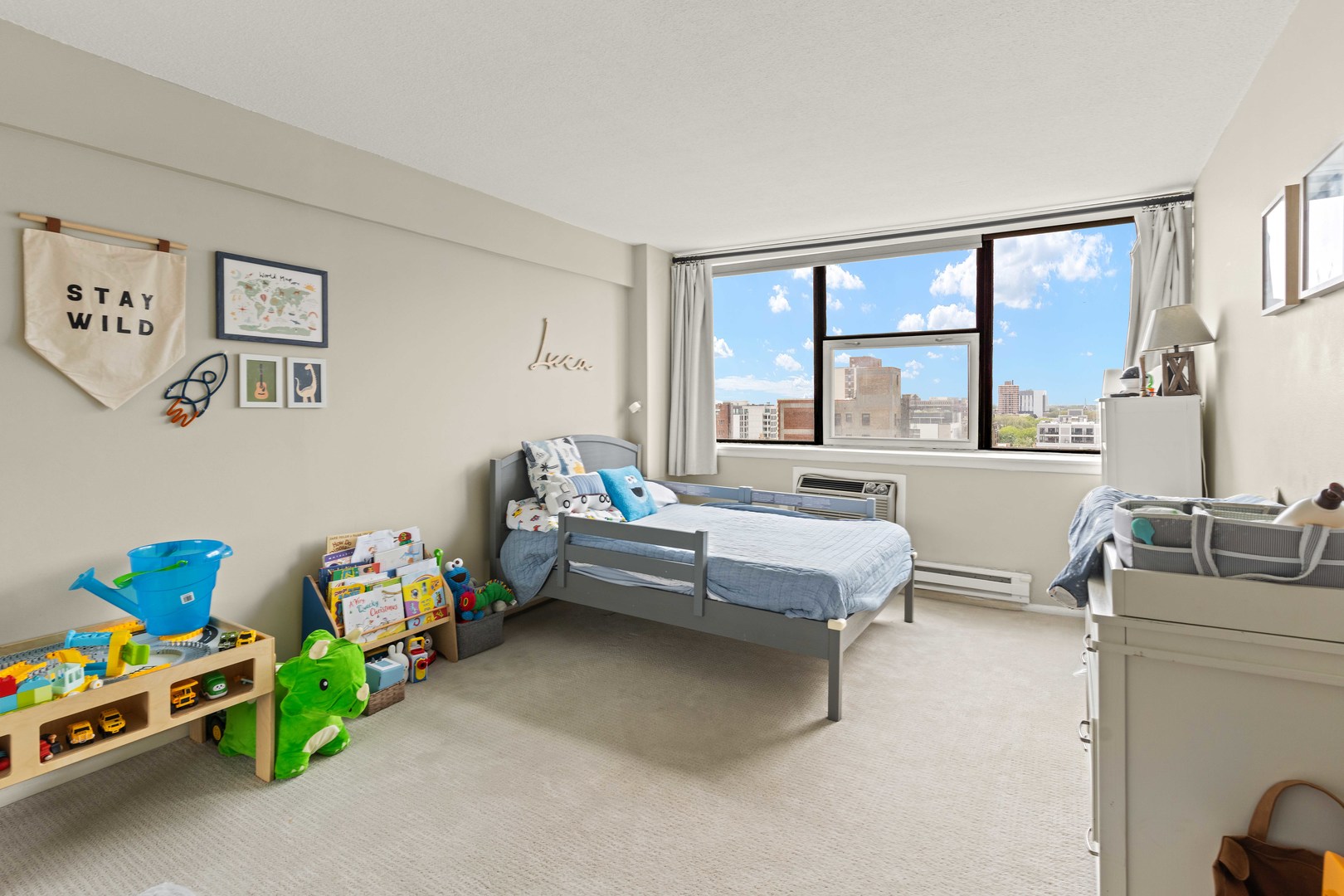 3110 North Sheridan Road, Unit 1205 Chicago, IL 60657 - Photo 10 of 21 a living room with furniture and a table