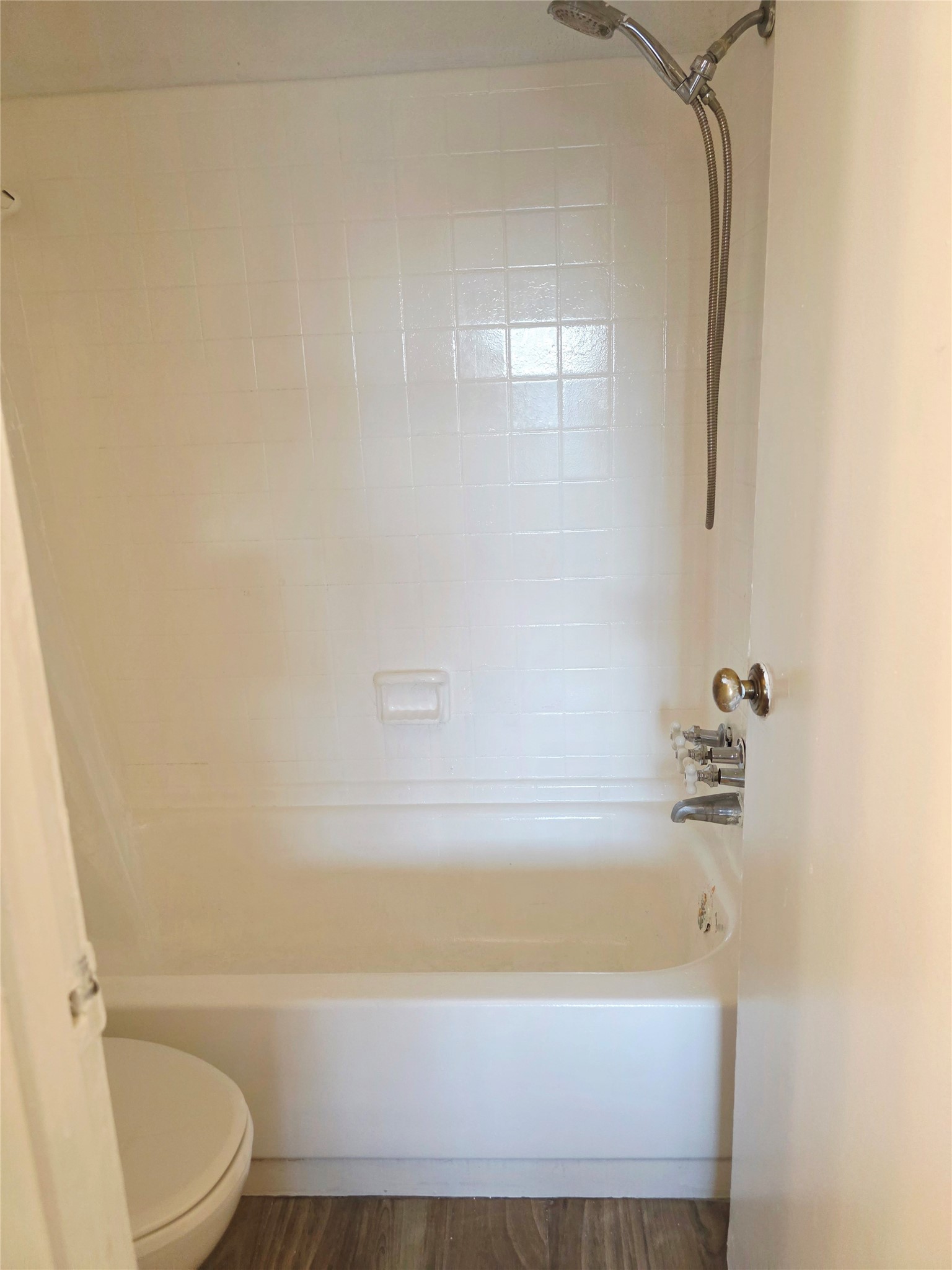 6200 West Tidwell Road, Unit 1702 Houston, TX 77092 - Photo 12 of 24 a bathroom with a bathtub and a toilet