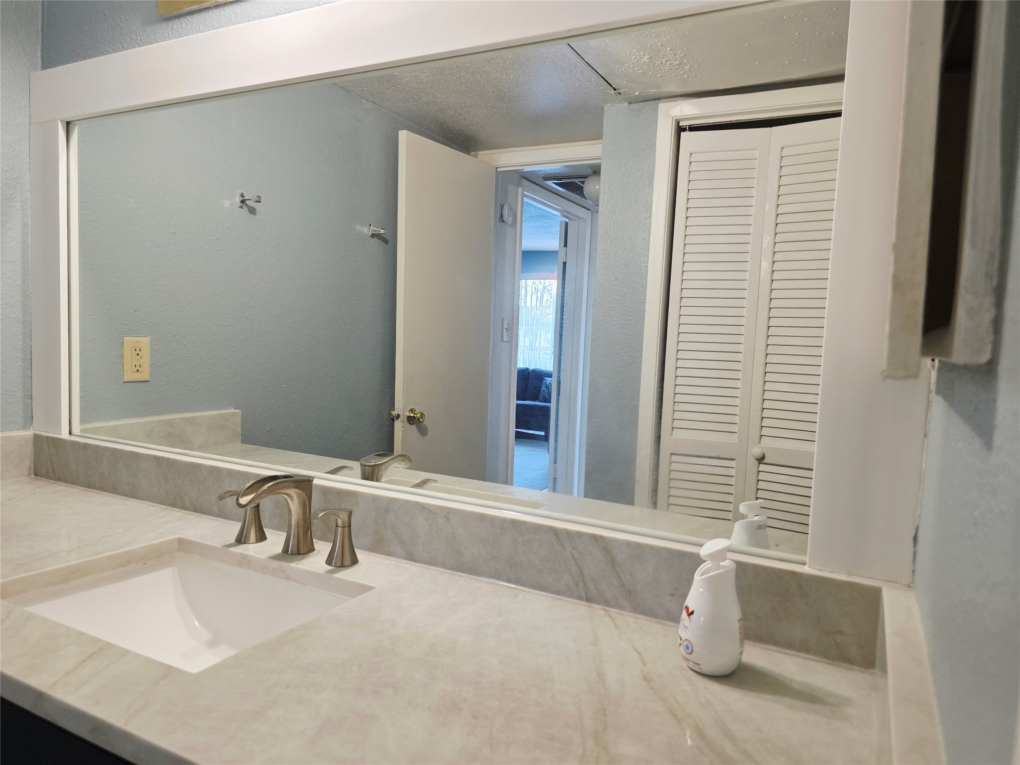 6200 West Tidwell Road, Unit 1702 Houston, TX 77092 - Photo 15 of 24 a bathroom with a sink and a mirror