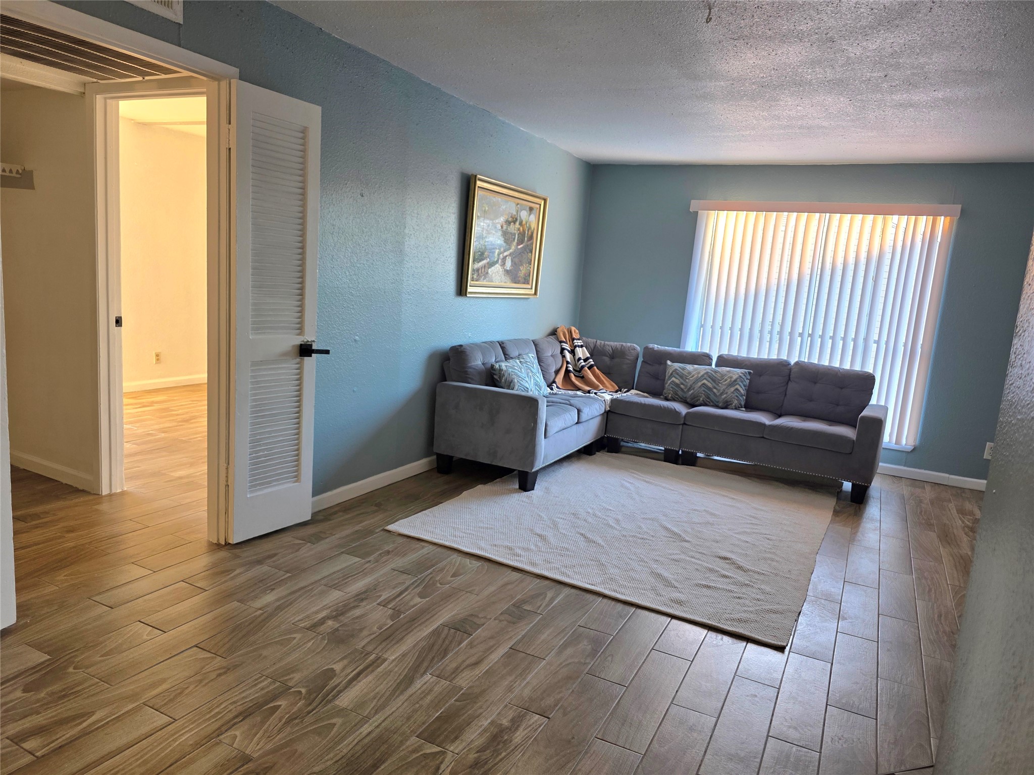 6200 West Tidwell Road, Unit 1702 Houston, TX 77092 - Photo 5 of 24 a living room with furniture and a window