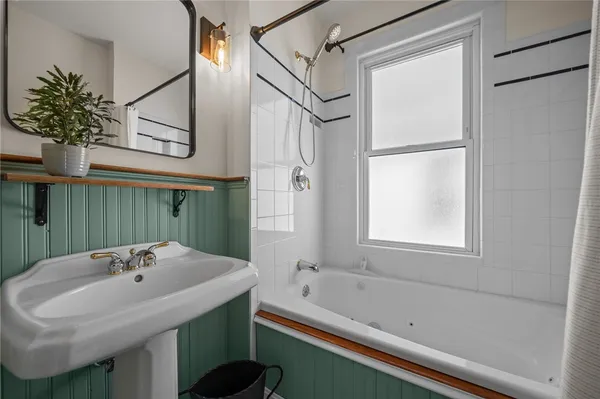 $4,000 | 25 Peckham Avenue, Newport, RI 02840