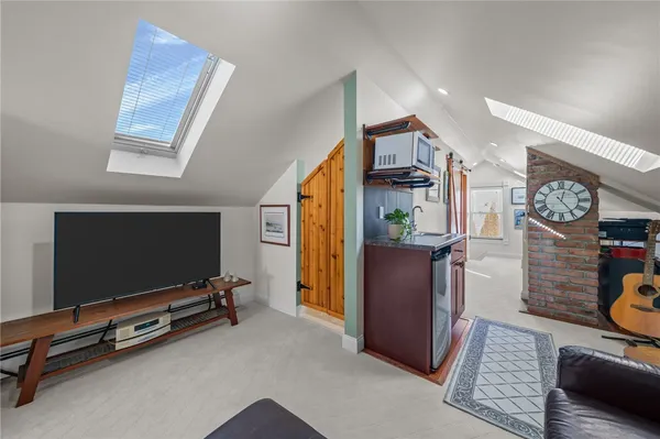 $4,000 | 25 Peckham Avenue, Newport, RI 02840