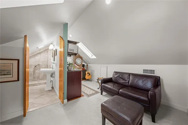 $4,000 | 25 Peckham Avenue, Newport, RI 02840