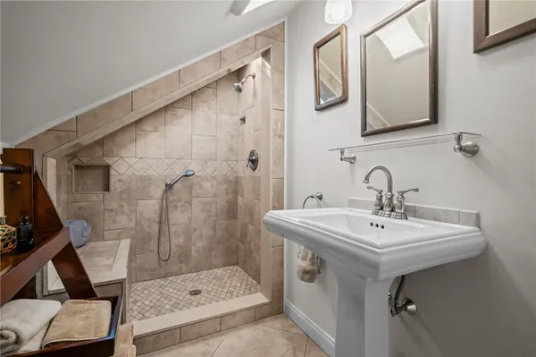 $4,000 | 25 Peckham Avenue, Newport, RI 02840