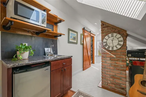 $4,000 | 25 Peckham Avenue, Newport, RI 02840