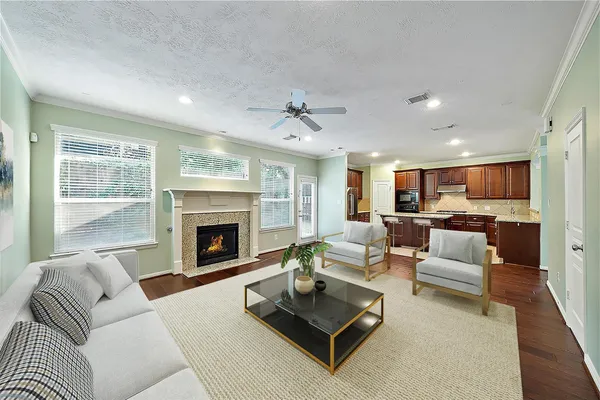$3,000 | 2626 Couch Street, Houston, TX 77008