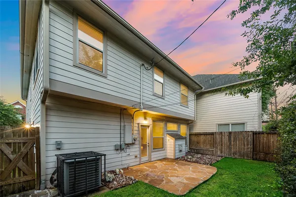 $3,000 | 2626 Couch Street, Houston, TX 77008