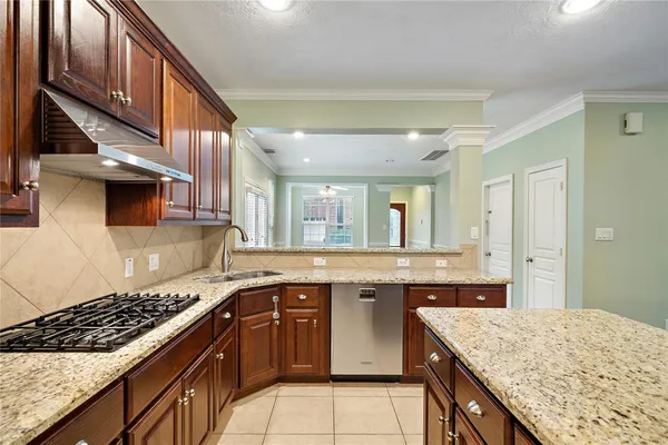 $3,000 | 2626 Couch Street, Houston, TX 77008